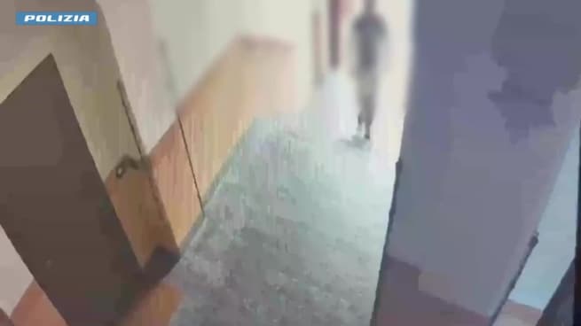 Milano, segue il custode dentro il palazzo e lo accoltella. Poco prima aveva molestato una ragazza