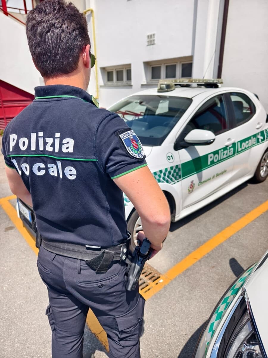 Camionista (ubriaco) compra le birre al supermercato e rischia di investire i clienti nel parcheggio: denunciato