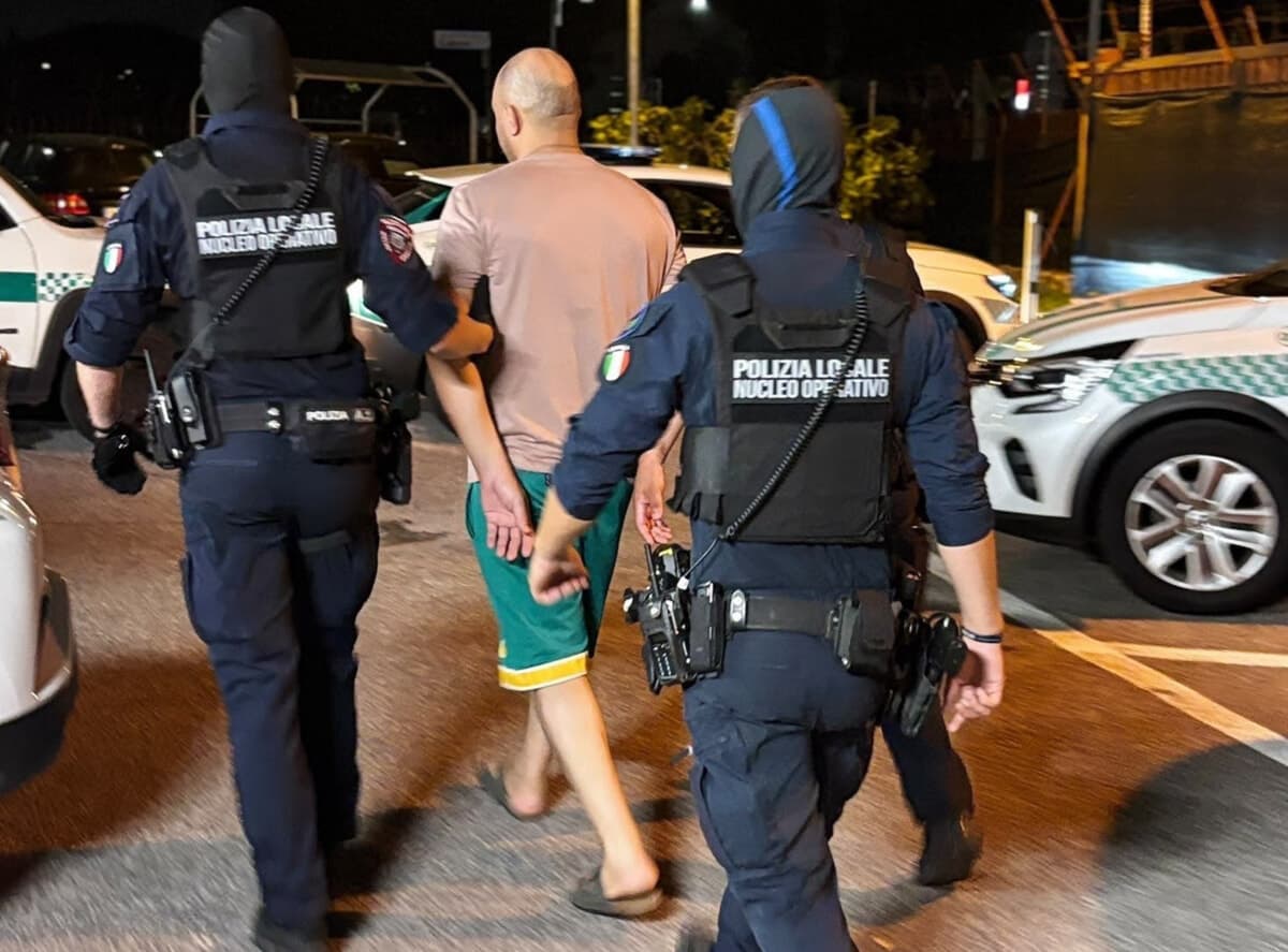 Fuga ad alta velocità e una vita sotto falsa identità: blitz nella notte, arrestato 42enne