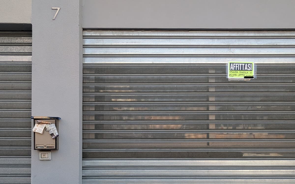 Servizi 'porta a porta', provvigioni al 6%, stipendi da 1.500 euro: come si lavora oggi nelle agenzie immobiliari