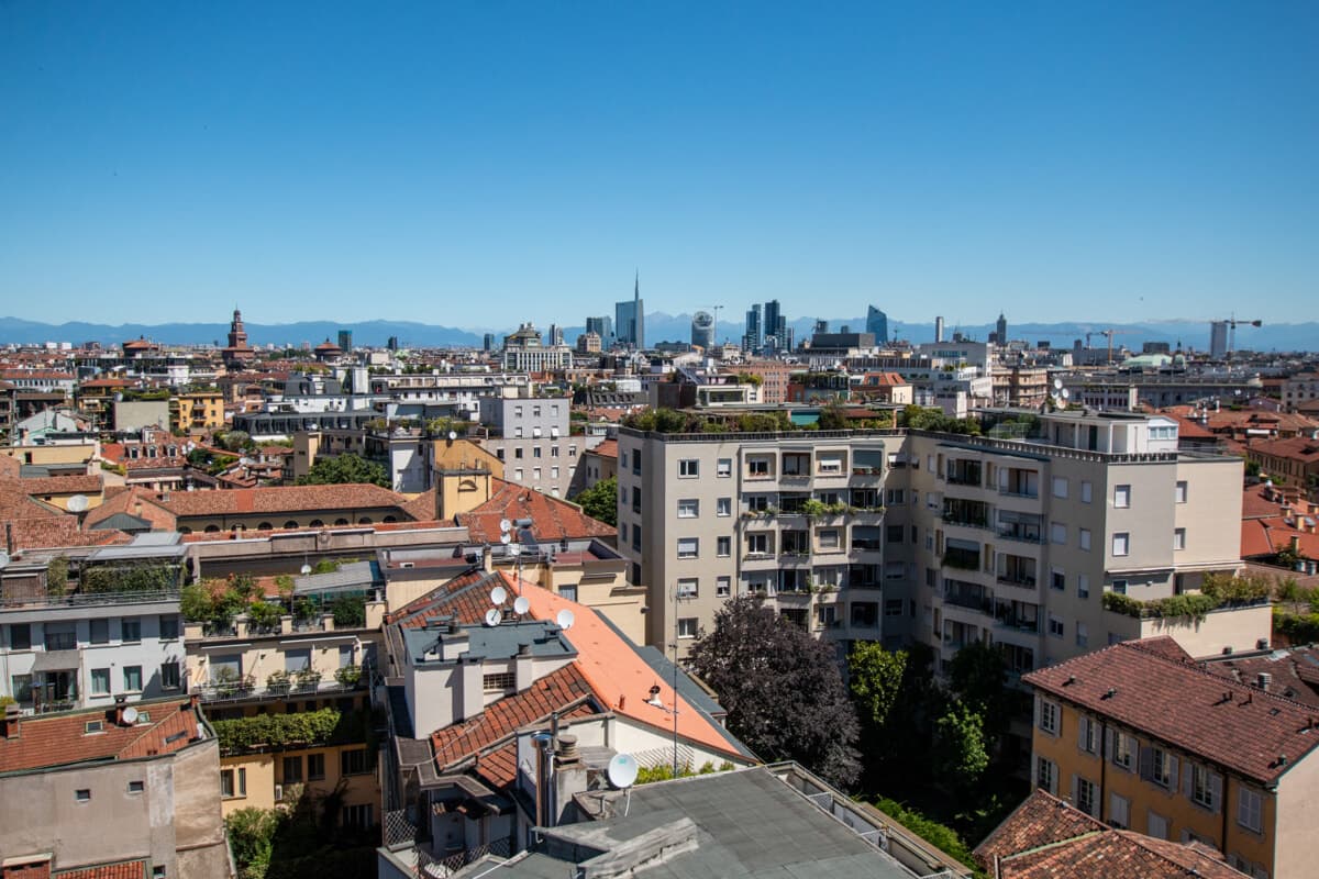 Fuga da Milano, i prezzi delle case nell’hinterland aumentano del 6%: le città più care (e quelle dove conviene ancora comprare)