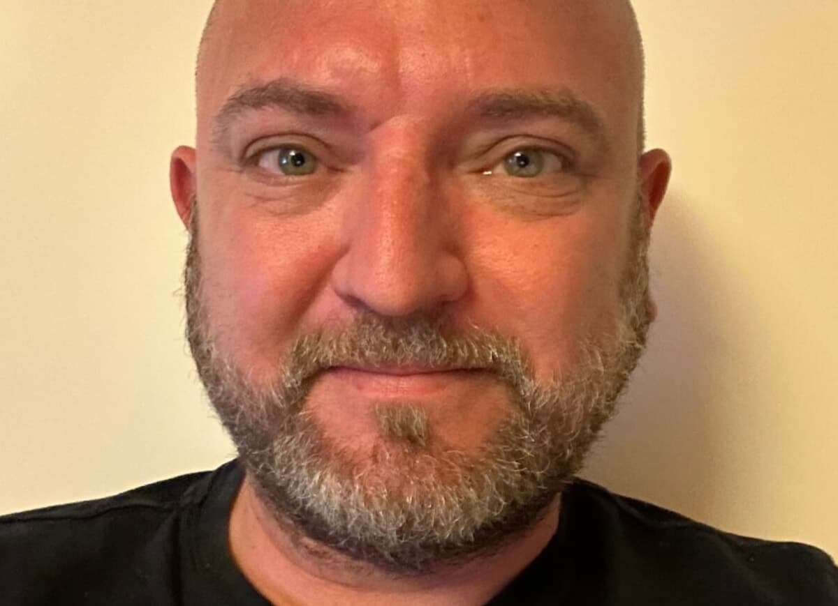 “Voglio immaginarti su una nuvola, abbracciato a tuo papà”: Mazzoli di Radio 105 ricorda Davide Di Lernia