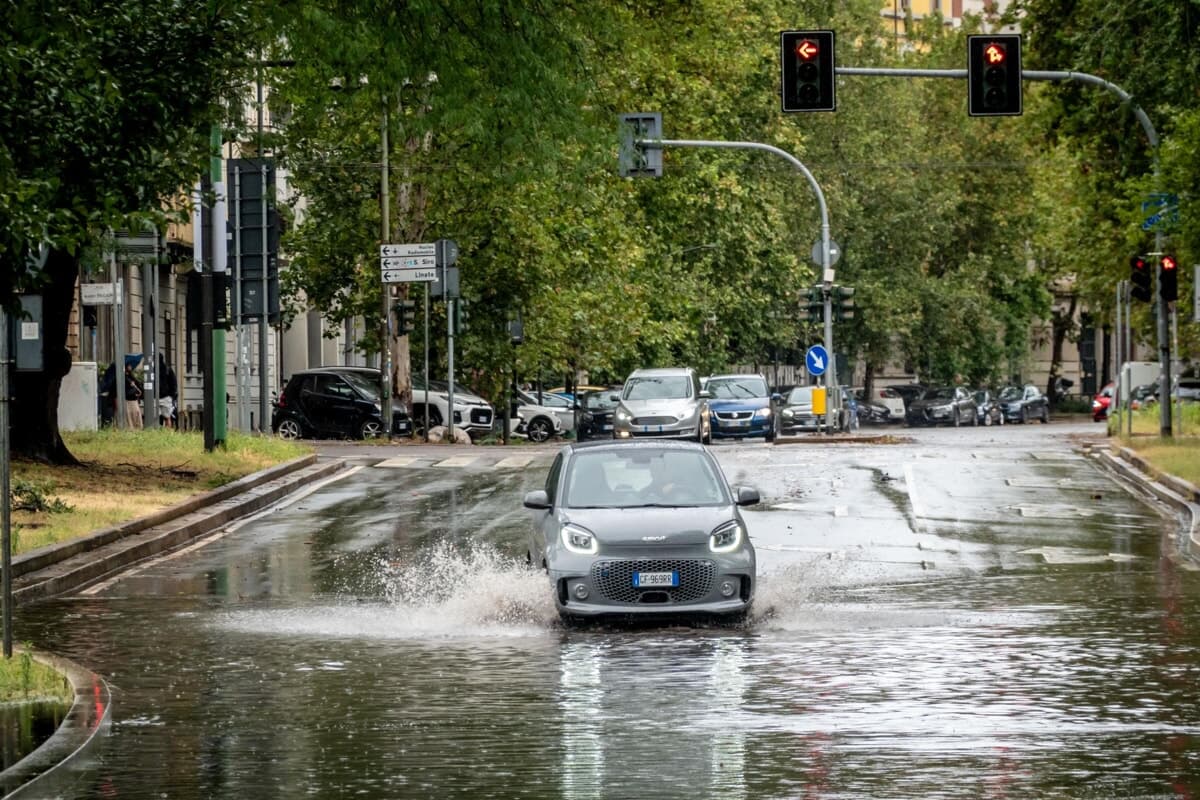 Temporali e raffiche fino a 55 km/h, allerta a Milano: dai parchi alle piscine, cosa chiude oggi