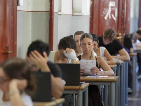 Gli studenti milanesi scelgono Calabresi alla prima prova della maturità: «Io la fatica l’ho provata, tre mesi in cantiere, il barista in Irlanda...»