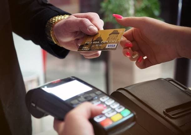 Varese - Paga il conto dal parrucchiere col bancomat di un’altra persona e finisce a processo a Varese -  - Varese News