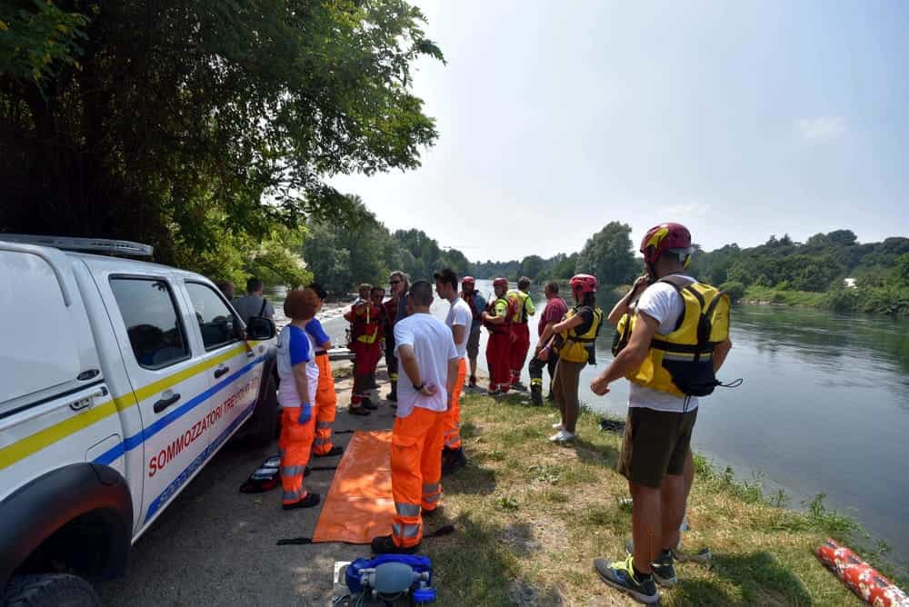 Il tuffo nel fiume per trovare refrigerio, poi il dramma: 19enne inghiottito dalla corrente
