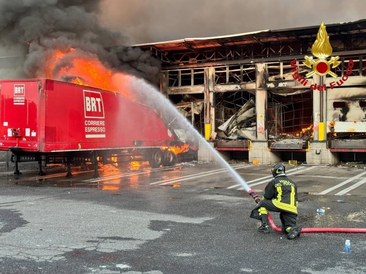 Non solo le polo che si sfaldano: "In città fino a 10 interventi al giorno, turni di 10 ore". Il lavoro (durissimo) dei vigili del fuoco