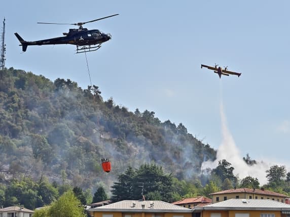 Como, l'incendio sul Monte Goj si è esteso su 24 ettari. I canadair per confinare l'avanzata a est, gli elicotteri a protezione dei punti più a rischio