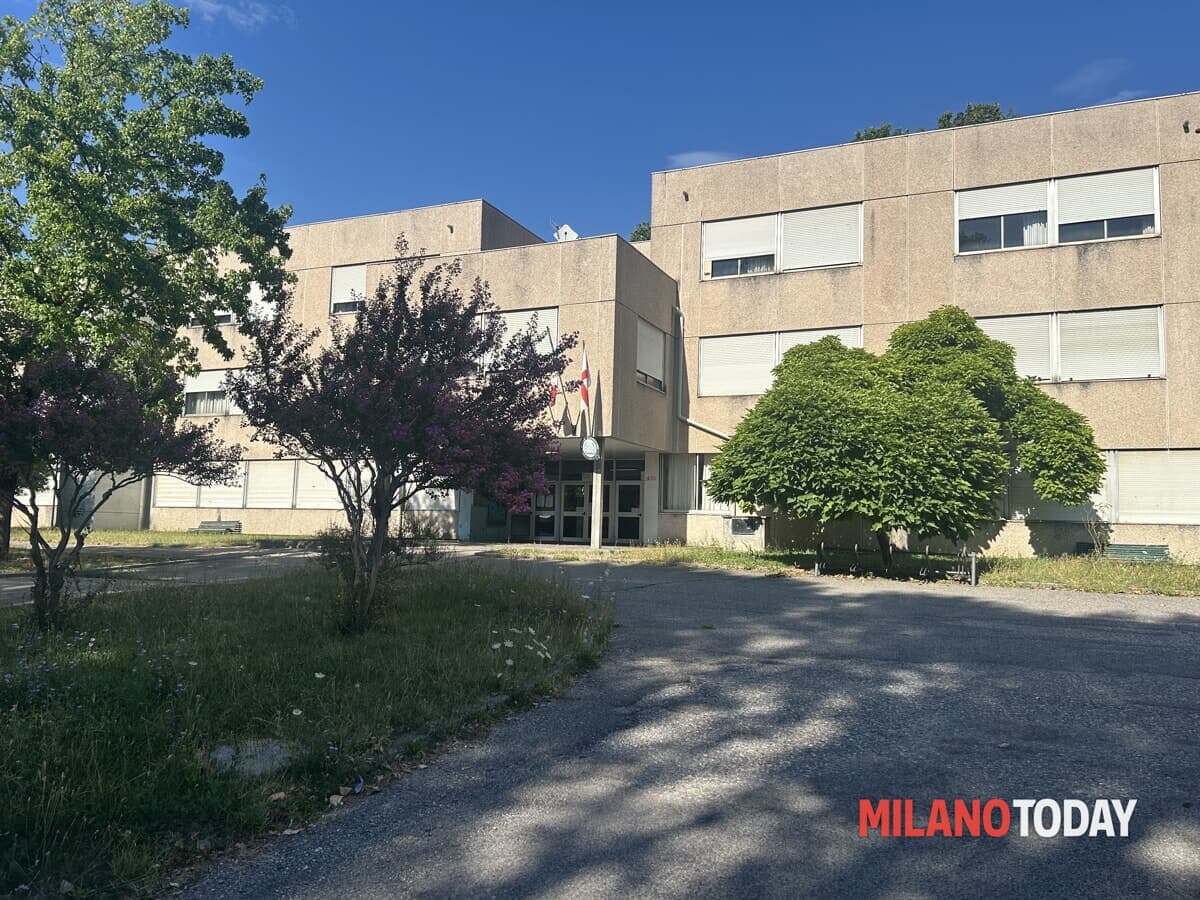 "Il futuro dei nostri figli è un'incognita": scatta la protesta davanti alla scuola di Milano