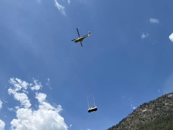 Sondrio, pulmini portati in volo dagli elicotteri per «salvare» l'estate di rifugi e alpeggi del paese isolato dalla frana