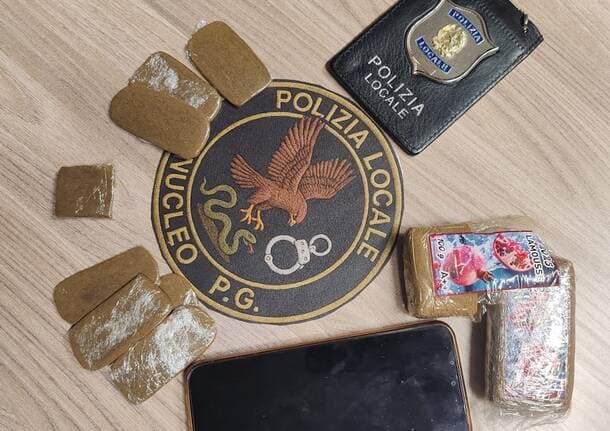 Lavena Ponte Tresa - Hascisc nella cassetta delle lettere, il sospetto pusher sorpreso dalla polizia locale di Lavena Ponte Tresa -  - Varese News