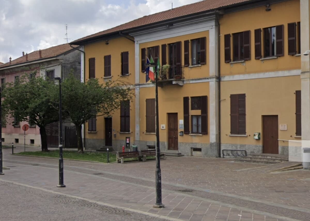 Nel Milanese c'è un Comune dove si può giocare a pallone in piazza solo se è di spugna