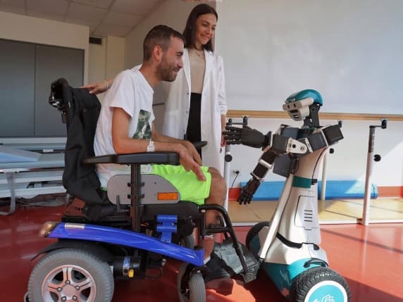 Ego l'umanoide, il robot che aiuta i malati di Sla: «Fisioterapia e monitoraggio del dolore, così alleggerisce il carico di parenti e badanti»