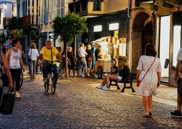 Saronno - Saronno inaugura i saldi estivi con una serata di shopping: negozi aperti fino alle 23 - Archivio - Varese News