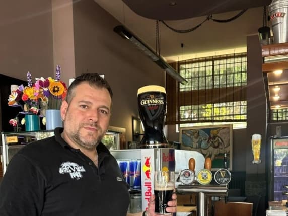 Milano, il titolare del Cafè des Amis: «Noi, aperti d'agosto per 30 clienti over 85. Non potevo lasciarli soli»