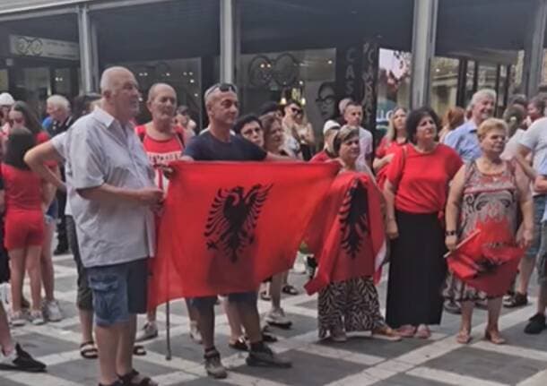 Varese - Anche a Varese gli albanesi scendono in piazza contro il resort del genero di Trump -  - Varese News