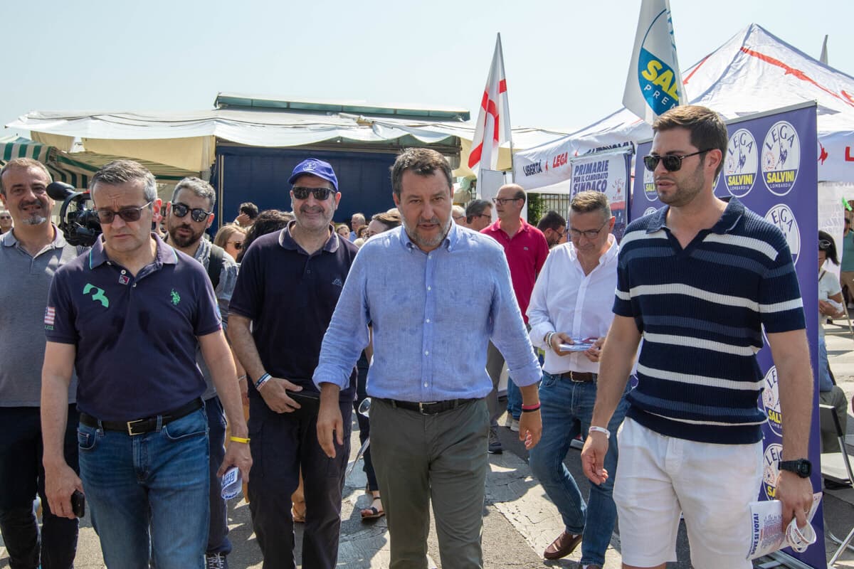"Insulti, sputi e aggressioni fisiche" ai gazebo della Lega, Piscina: "Le zecche rosse non ci toglieranno la parola"