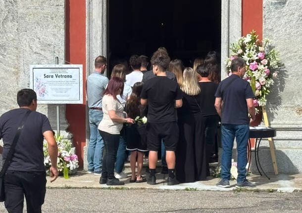 Marchirolo - “Non siete fatti per lasciarvi spegnere dentro”: il messaggio ai giovani nell’omelia per Sara Vetrano -  - Varese News