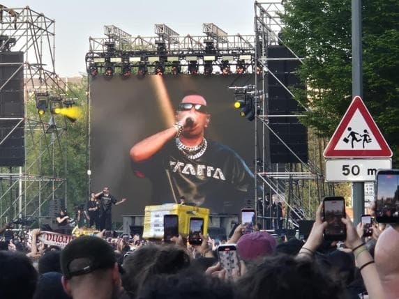 Milano, lo show di Marracash alla Barona, raccolti 263 mila euro. Ora al via i progetti: campi sportivi per la «sua» scuola, uno studio di registrazione, sostegno psicologico ai ragazzi