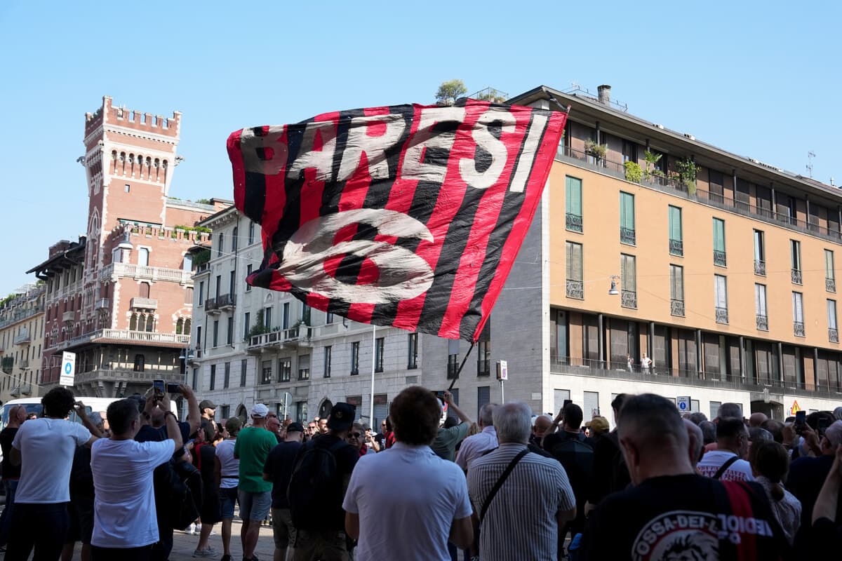 L'addio a Franco Baresi, Milano si ferma per i funerali del Capitano: migliaia di persone in piazza