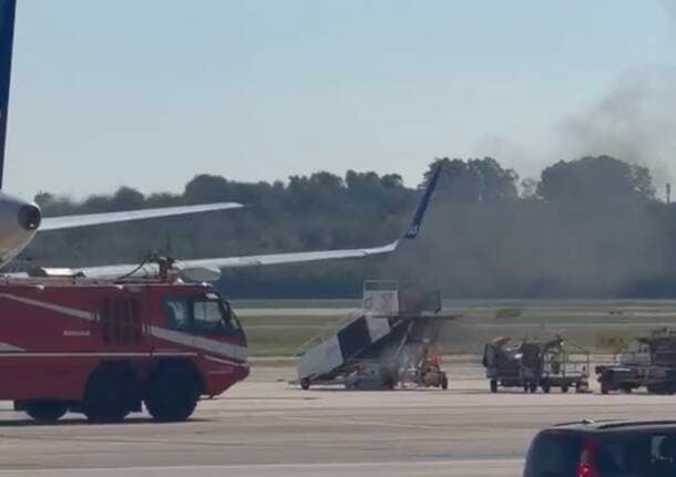 Malpensa - Va a fuoco una scala di accesso agli aerei, intervento dei vigili del fuoco a Malpensa - Archivio - Varese News
