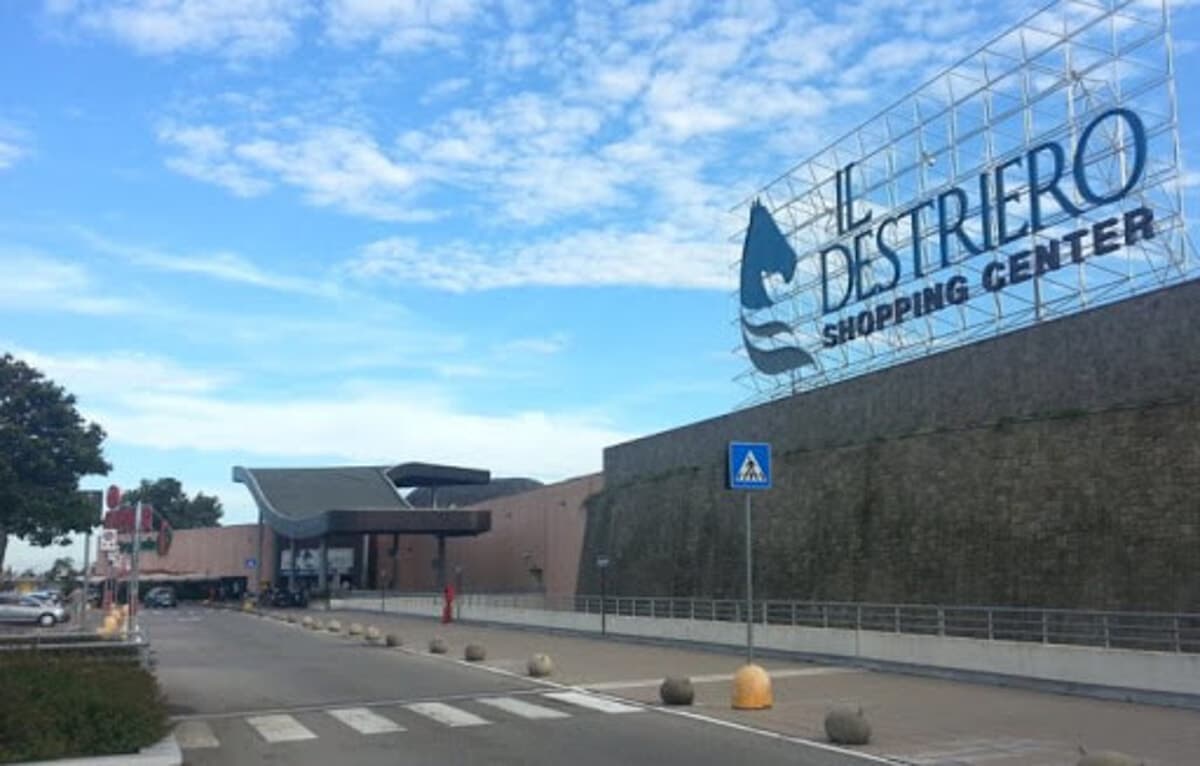 Furto in gioielleria al centro commerciale: usano il passeggino del neonato per nascondere l'oro