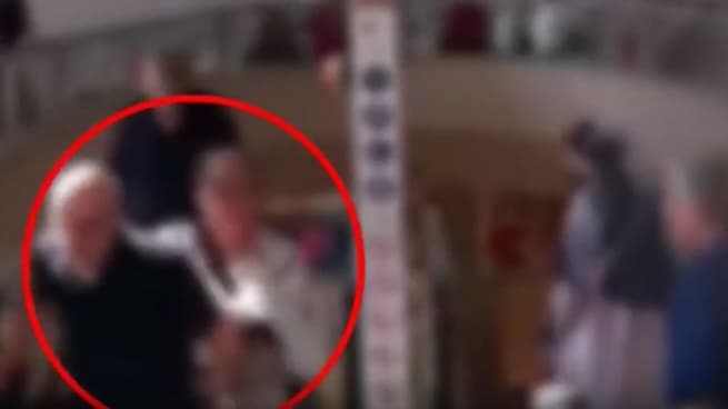 Milano, così la ladra sfila il portafoglio dalla tasca di un viaggiatore sulle scale mobili della Stazione Centrale