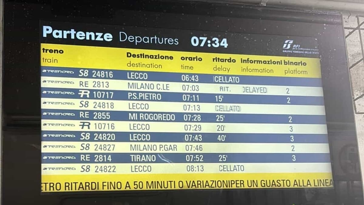 Guasto e treno fermo in stazione, mattinata di passione per i pendolari: ritardi fino a 60 minuti e cancellazioni