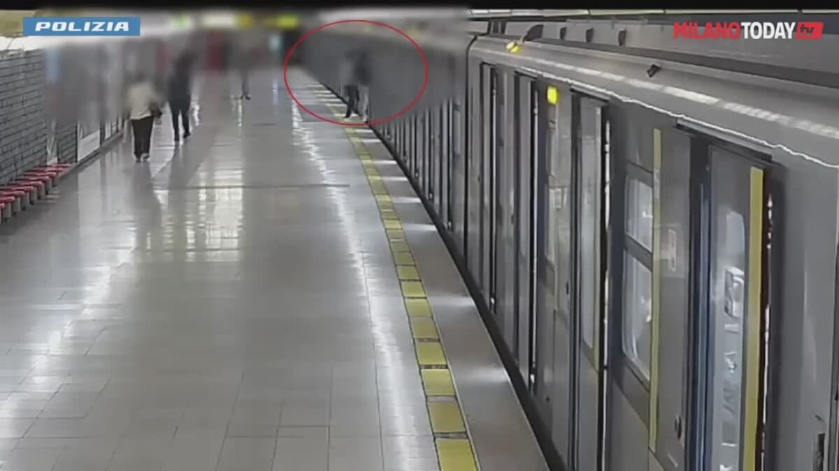 Violenta rapina nella stazione della metro a Montenapoleone: circondato e picchiato per una collana