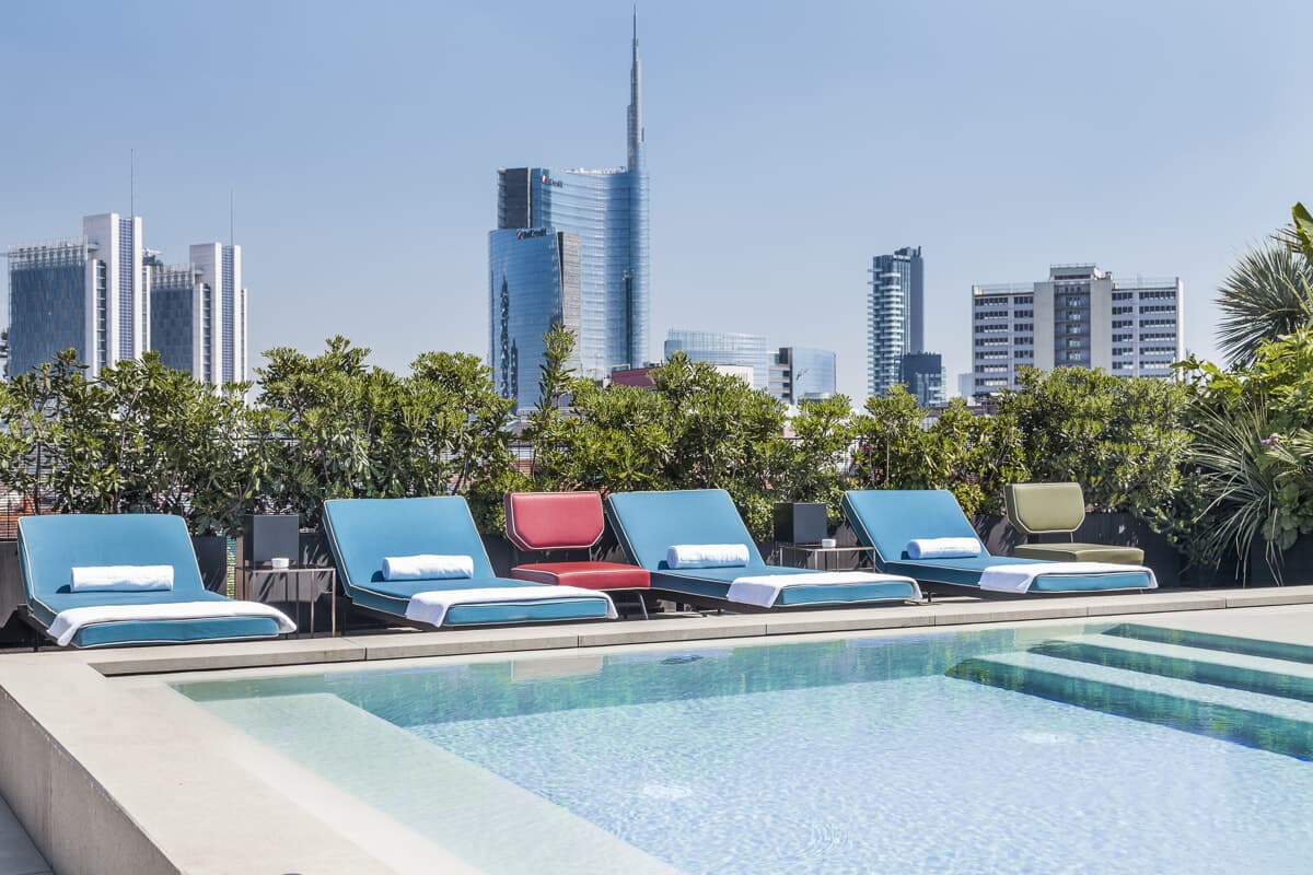 Terrazze mozzafiato, pacchetti da 900 euro e menu esclusivi: quali sono le piscine 'per ricchi' di Milano (e quanto costano)
