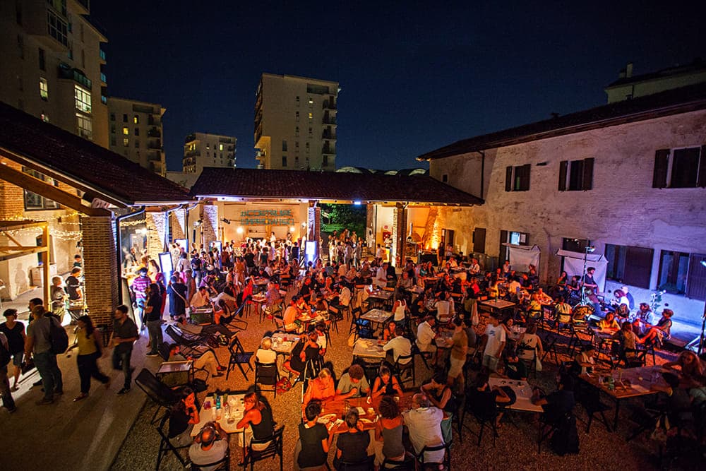Sdraio, musica e fritto misto: a Mare Culturale Urbano nasce la 'Riviera Ovest' di Milano