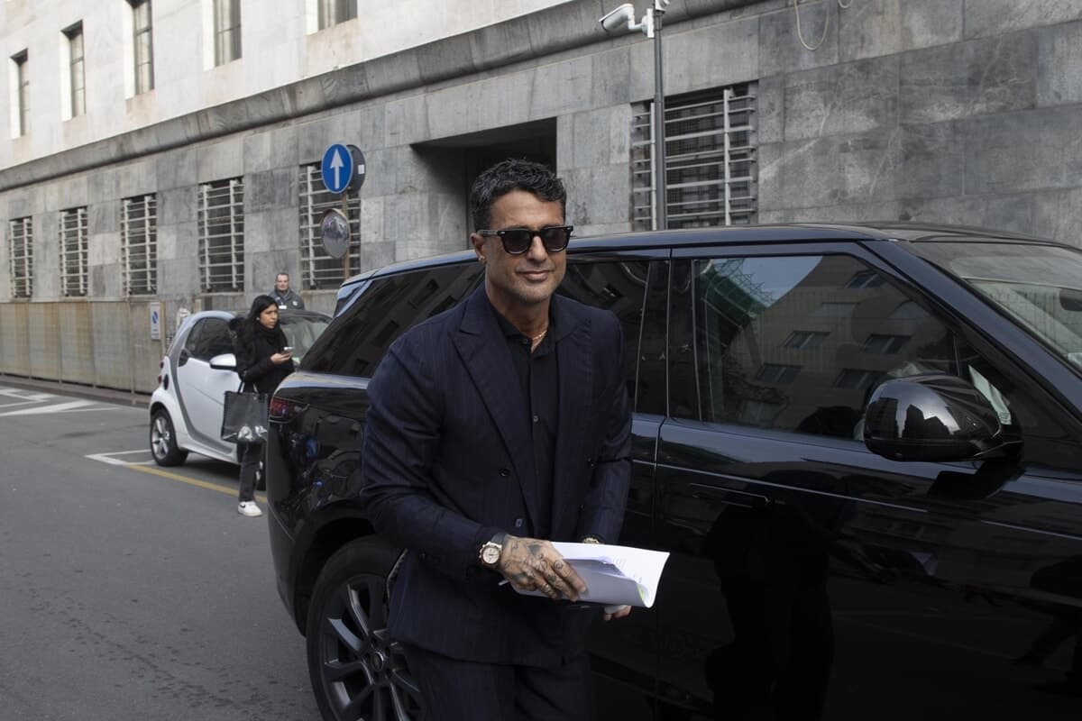 Lascia una Jeep noleggiata senza carburante in autostrada: Fabrizio Corona dovrà pagare 17mila euro