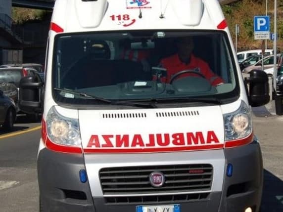 Milano, muore centauro: tenta di schivare un ciclista e si schianta contro un palo della segnaletica. Inutili i soccorsi