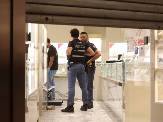 Milano, commando di sette rapinatori assalta la gioielleria del Rho-Center: poi fuggono e speronano la volante della polizia