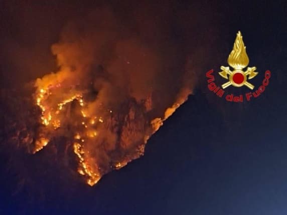 Emergenza incendi in Lombardia, cosa sta succedendo: la «trappola» dell'acqua che evapora, i roghi che si riaccendono a ripetizione, la pioggia di rocce che fa paura