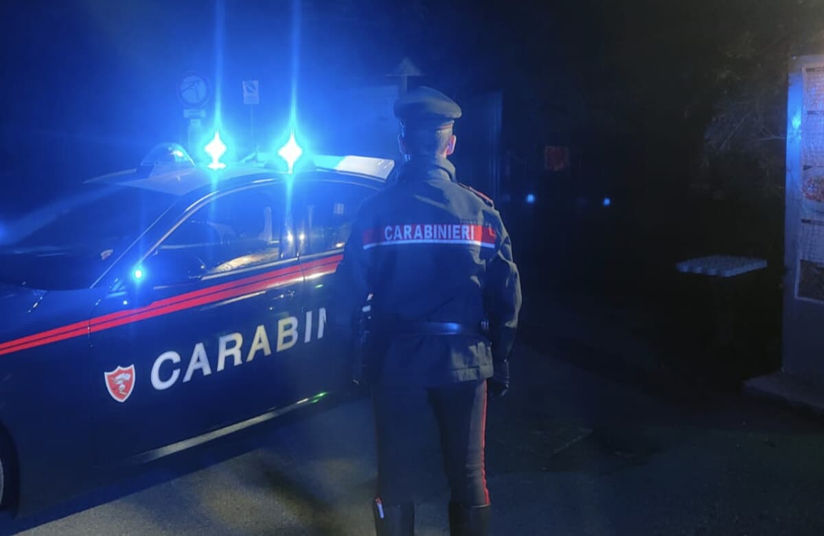 Prima la serata insieme, poi la lite e le coltellate alle spalle: dramma tra amici nella notte