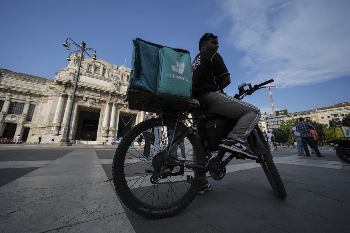 I rider scioperano: "Non fateci scegliere tra morire di caldo o di fame"