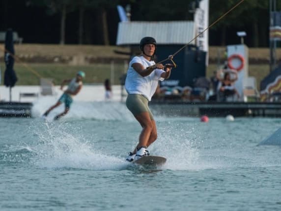Milano, agosto all'Idroscalo tra wakeboard e surf: nel «mare» di chi resta in città c'è un'oasi per gli sportivi