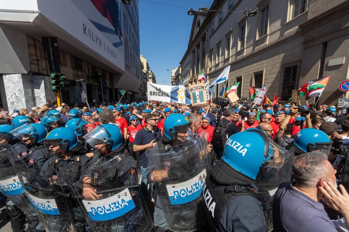 Corteo del 25 Aprile a Milano, scatta la maxi denuncia. Ma esplode il caso politico