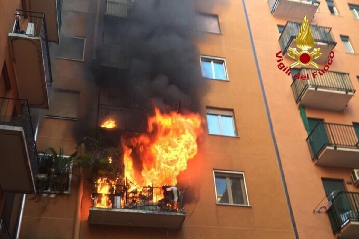 Incendio a Milano, fiamme in un appartamento: evacuato tutto il palazzo