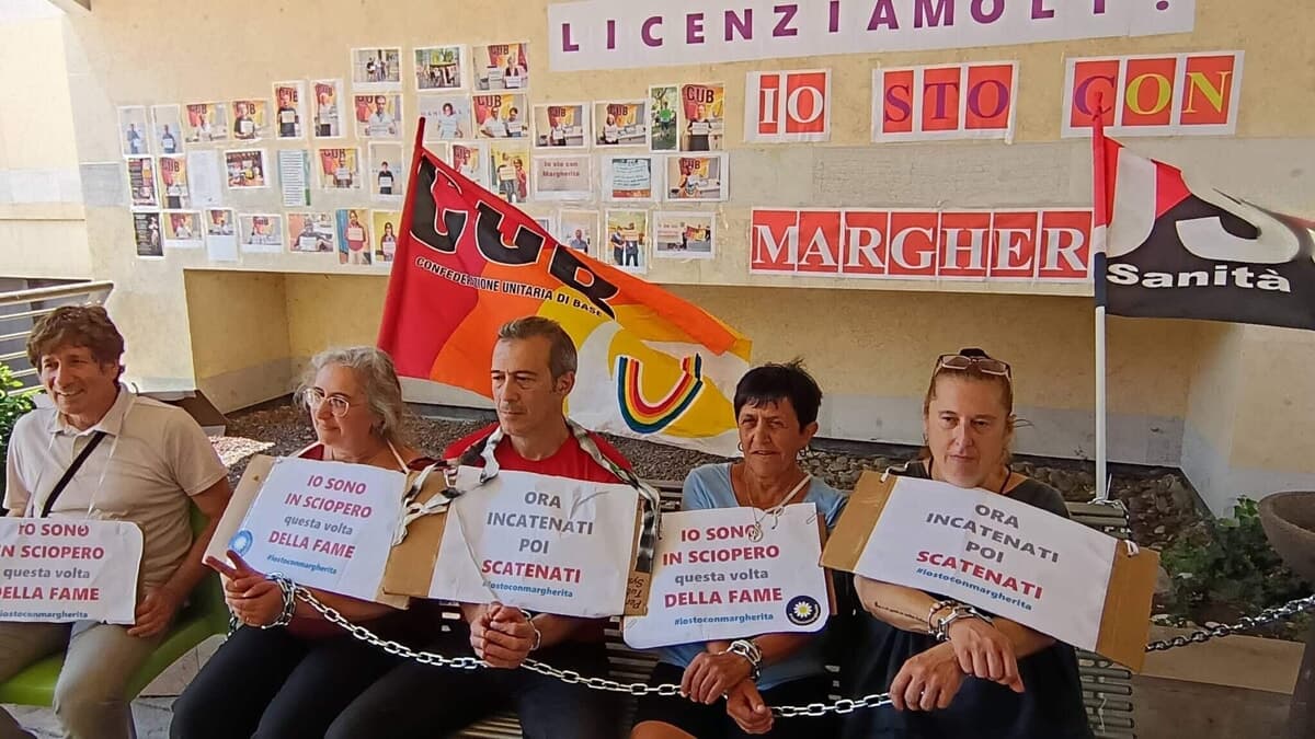 Margherita Napoletano si incatena con tre colleghi davanti al San Raffaele: "Sciopero della fame"