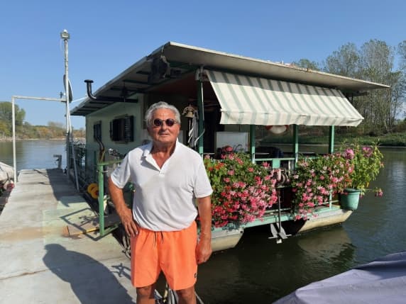 Antonio, 79 anni, una vita sul «Fiume Azzurro»: «Io, che vivo in una casa galleggiante, non ho mai visto il Ticino così in secca»