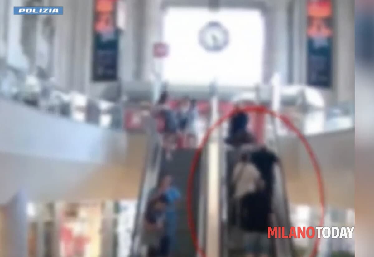 Circondato e derubato sulle scale mobili in stazione: la tecnica della "gang". Video