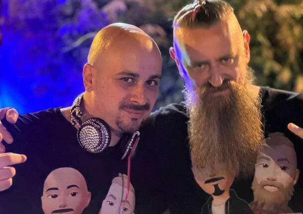 Tempo Libero - Dieci anni di musica e amicizia: Dj Fo e Mugno festeggiano in piazza a Varano Borghi -  - Varese News