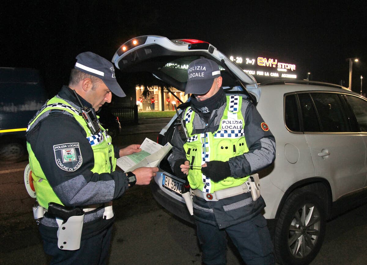 Proiettili nel borsello e quasi un etto di "fumo": arrestato un giovane