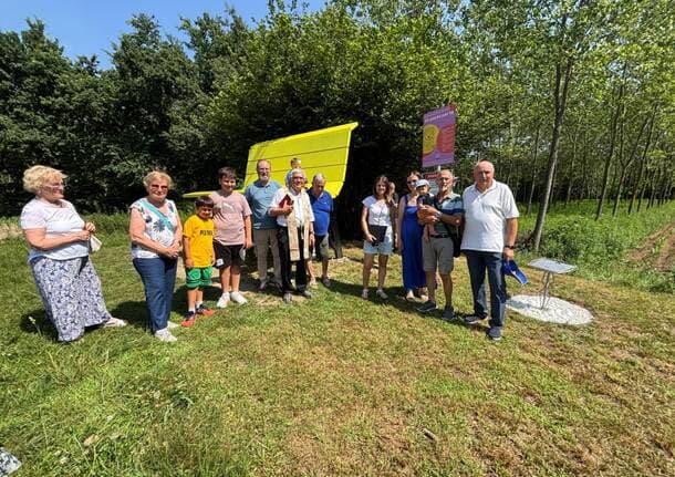 Castronno - A Castronno una targa accanto alla panchina gigante per ricordare le vittime della strada -  - Varese News