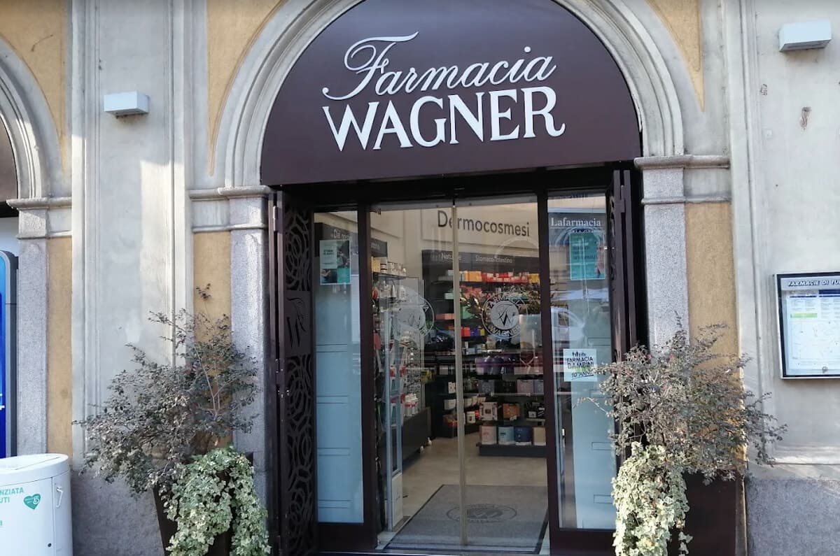 Rapina a mano armata nella storica farmacia: minaccia la commessa col coltello e scappa