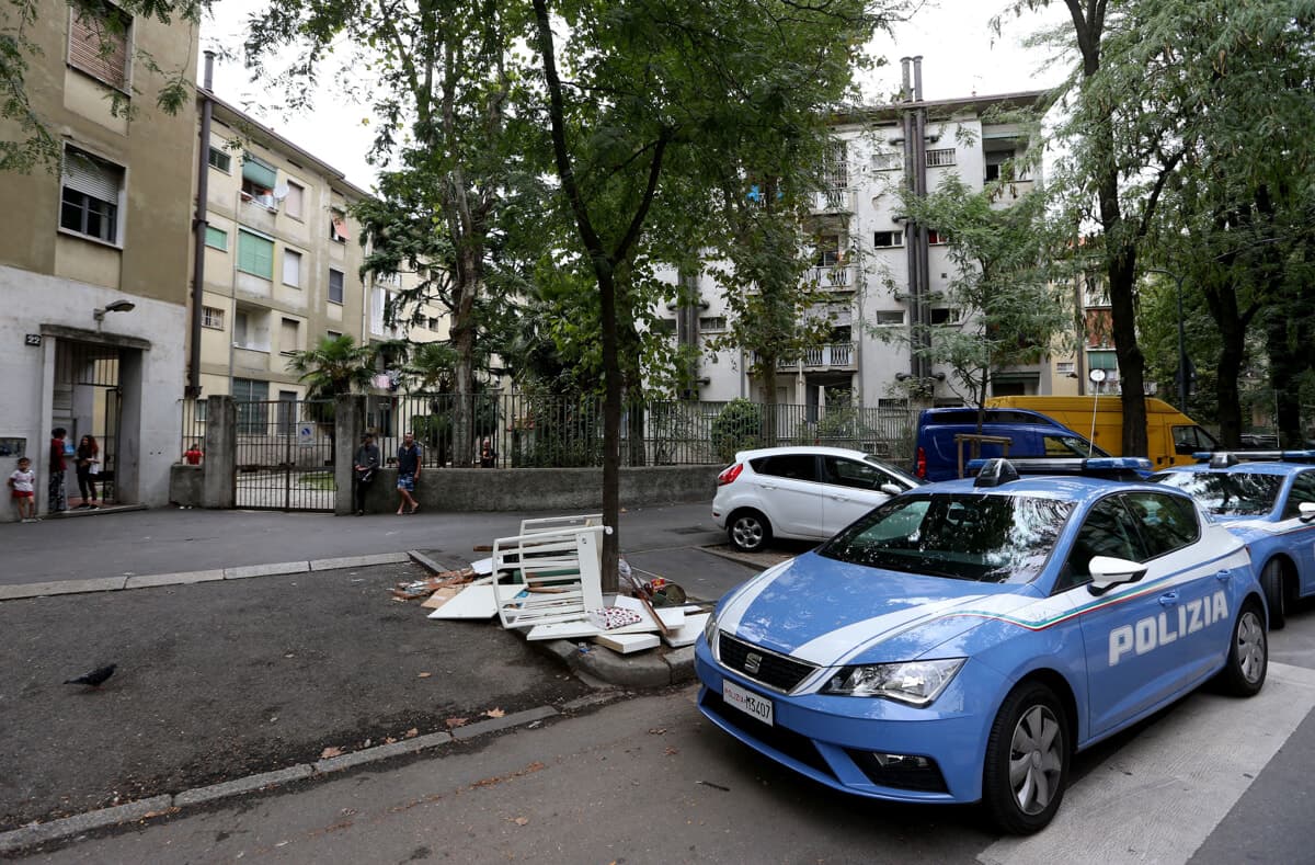 Litiga con la vicina, poi la accoltella alle braccia e all'addome