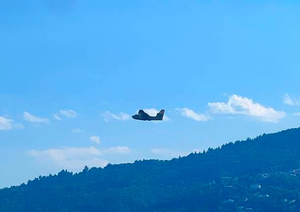 Verbania - Incendio a Premosello: il Canadair fa la spola nel Lago Maggiore per salvare i boschi dell’Ossola -  - Varese News