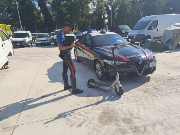 Pavia, 16enne in monopattino travolto e ucciso da un'auto nella notte sulla statale a Bosnasco. Era senza luce e senza casco